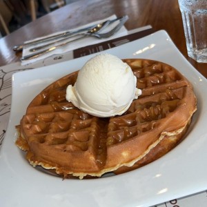 waffles con helado vainilla