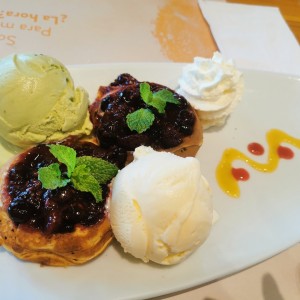 Mini waffle de frutos del bosque y helado de vainilla y pistacho