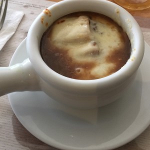 sopa de cebolla gratinada