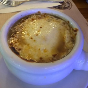 Sopa de cebolla gratinada.