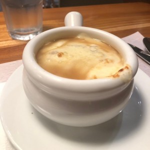 Sopa de cebolla gratinada.