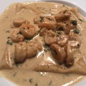 Crepe de camarones al ajillo.