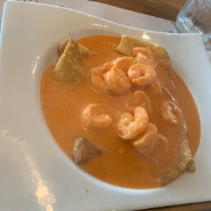 Crepe de camarones en salsa de la casa.