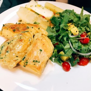 pollo al curry con tuca y ensalada