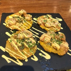 patacones con camarones al ajillo