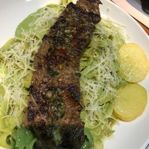 tallarin verde con churrasco
