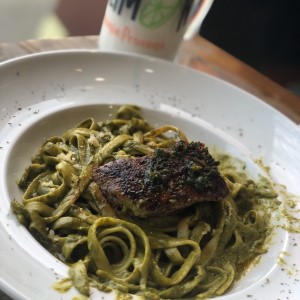Tallarin verde con churrasco