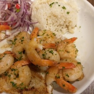 Corvina con camarones al ajillo