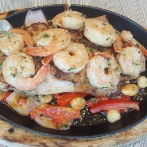 Corvina con camarones al ajillo