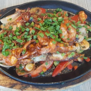 Corvina con Mariscos a la Anticucha 