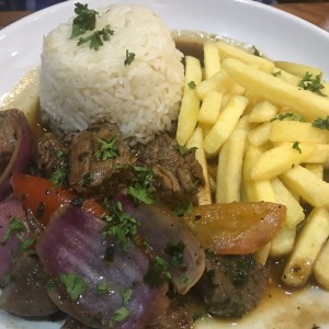 lomito con papas fritas y arroz