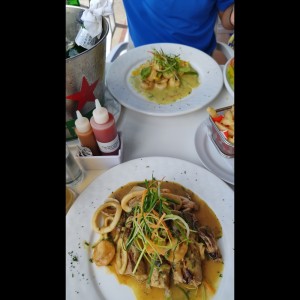 Camarones en salsa de coco y filete a lo macho