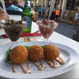 ceviche de pulpo y de concha negra. Bolitas de cangrejo