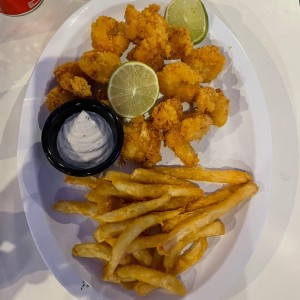 Camarones apanados con papas fritas