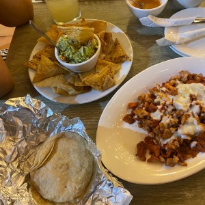 Totopos con guacamoles y tscos la ponlanita