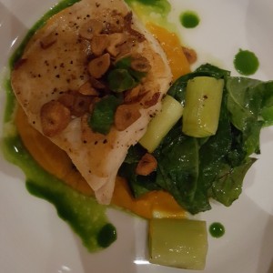 Pesca del dia con ajos tostados.