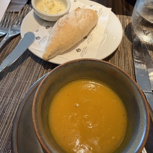 Pan de la casa y crema de zapallo 