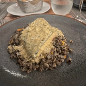 Salmon en salsa tartara y arrzoz salvaje. 