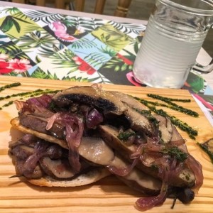 Brocheta de hongos de portobello