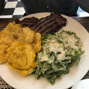 churrasco con patacones, ensalada cesar 