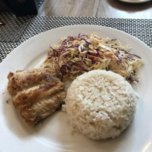 pescado arroz , ensalada de repollo y zanahoria 