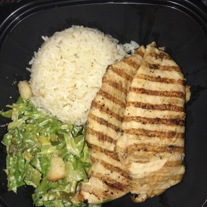 pollo a la placha arroz y ensalada cesar 