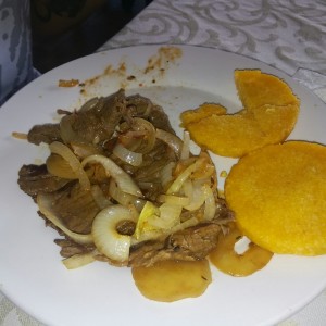 Bistec encebollado con tortillas