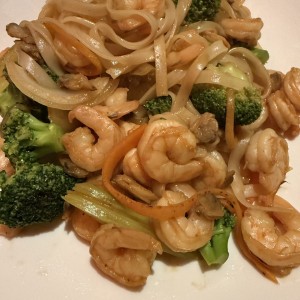Camarones salteados con fideos