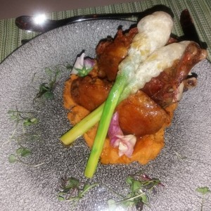 cama de camote y salsa de maracuya con pato
