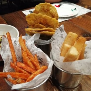 Camote frito, patacones, yuca