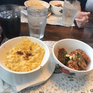 alitas y mac n cheese