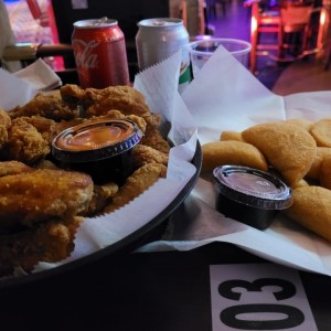 Wings y Empanadas