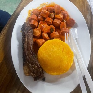 Salchichas Guisadas con Tortilla y Carne Frita