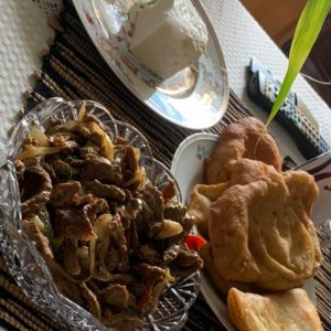 Bistec, hojaldra y queso blanco