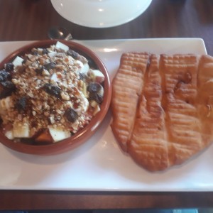 Hojaldra y granola con fruta