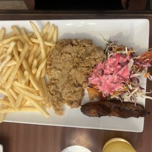 Bistec de carne con papas fritas