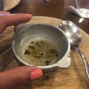 un caldito para iniciar el lunch 