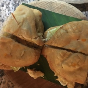 emparedado de hojaldre y pollo