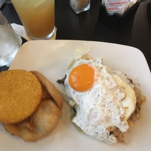 higado a caballo con tortilla