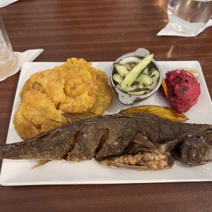 Pargo Frito Entero 1 lb con patacones