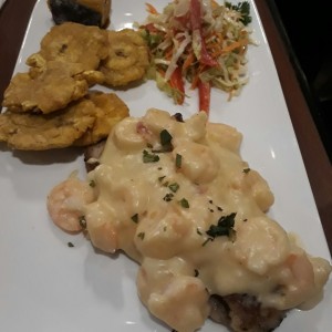 filete de corvina con salsa de camarones