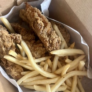 Deditos de pollo con papas fritas