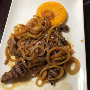 Bistec encebollado con tortilla