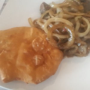 Higado encebollado con hojaldre