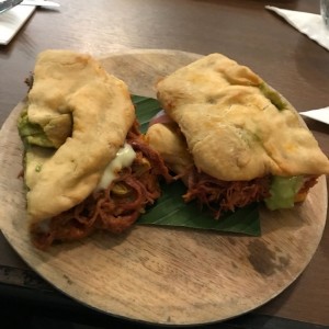 Emparedado de Ropa Vieja en Hojaldre