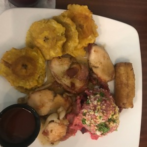 Pollo con tocino y patacones