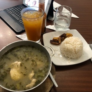 Sancocho de Gallina. Con arroz blanco.