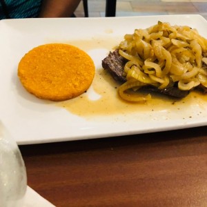 bistec encebollado