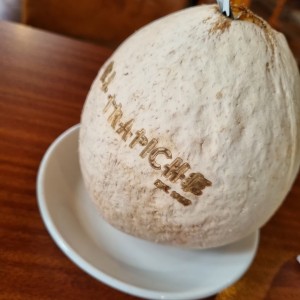 agua de pipa, refrescante bebida de coco natural , muy nutritivo y de buen sabor.