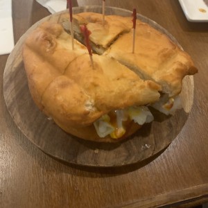 Sandwich de hojaldra y filete de res.